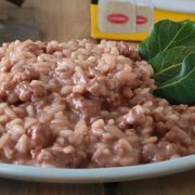 risotto-vino-rosso-e-salsicce-scaled-e1707228440410